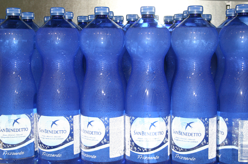 Blå vandflasker